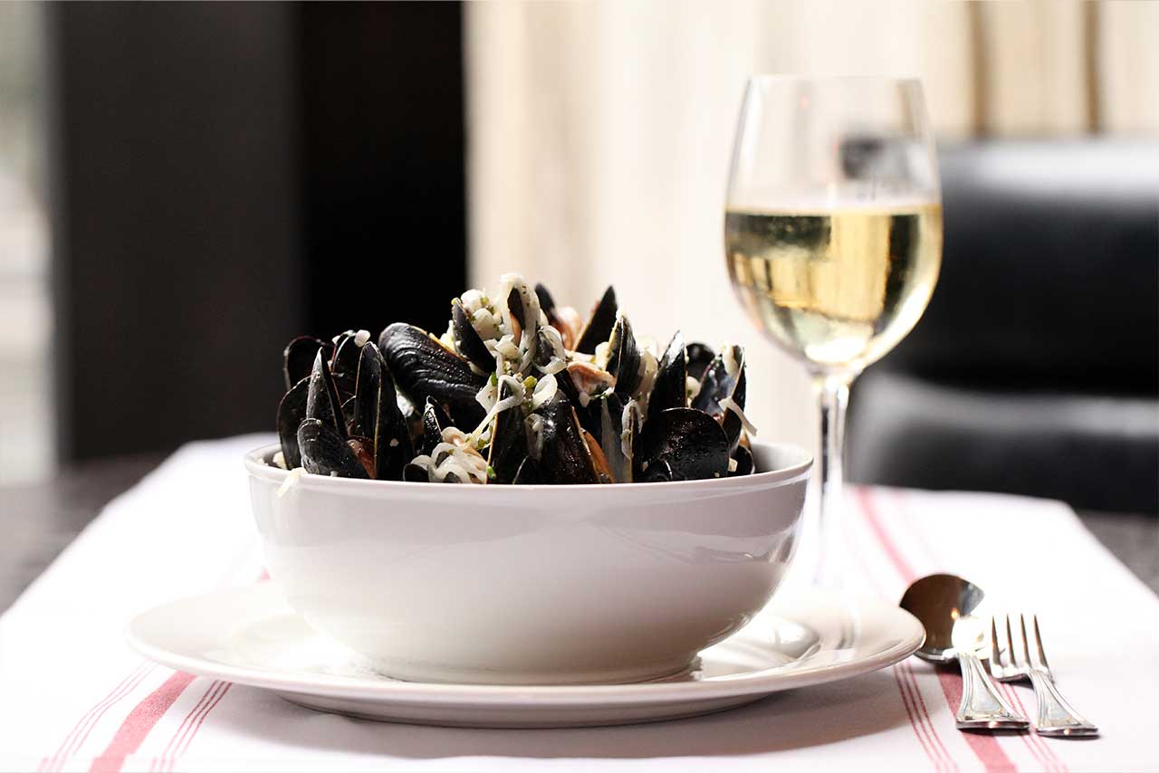 Bistro-Niko-Mussels-Gilbert with a glass of white wine