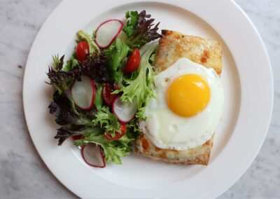Bistro-Niko-salad with egg